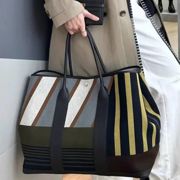Sac fourre-tout de luxe en toile rayée avec bordure en cuir et poignées roulées