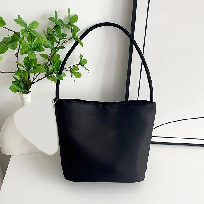 Sac à main design de niche coréenne-sac seau en nylon pour les aisselles-sac cadeau-sac cadeau d'anniversaire-sac pour femme avec lettres