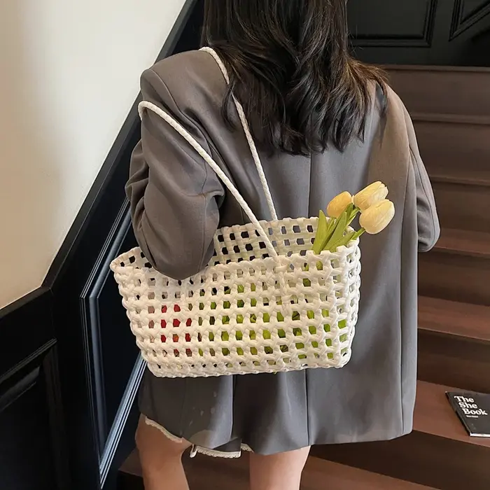 Sac Panier Bohème Coloré en PVC Tressé Grande Capacité 2-en-1 Sac à Main et Sac à Bandoulière pour Vacances et Trajets Quotidiens – 5 Couleurs au Choix