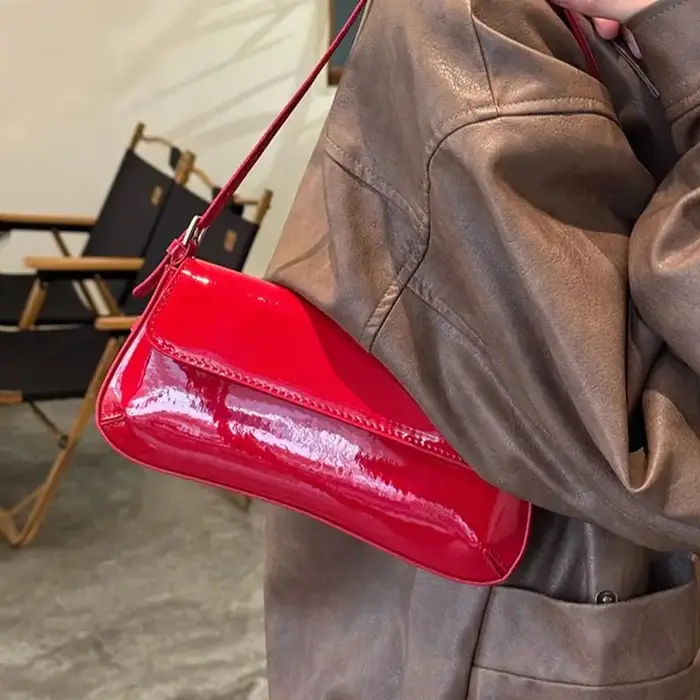 Sac à bandoulière sous les bras en cuir laqué