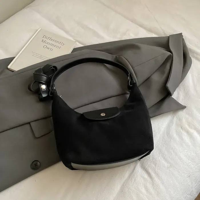 Sac à main vintage en daim, forme croissant de lune, avec bandoulière en cuir et fermeture à boutons