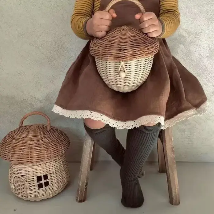 Panier en rotin mignon tissé à la main