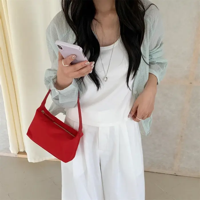 Sac à main baguette minimaliste en nylon