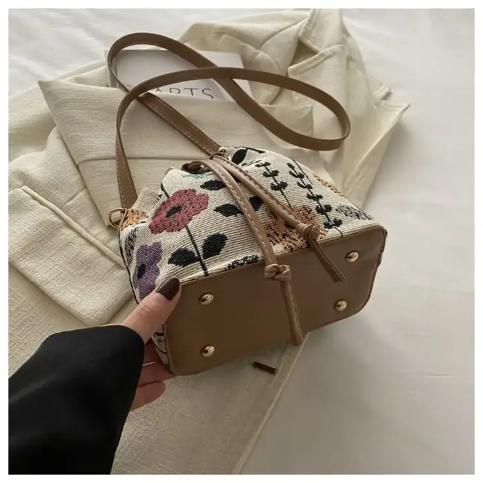 Sac seau en tissu de lin à motif floral