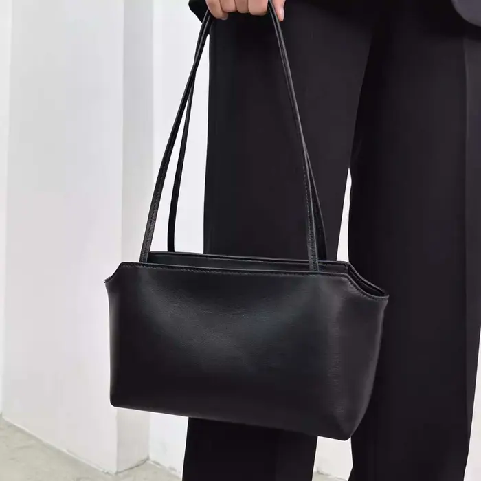 Sac à main d'épaule minimaliste en peau de mouton douce, design de niche, texture haut de gamme, lux