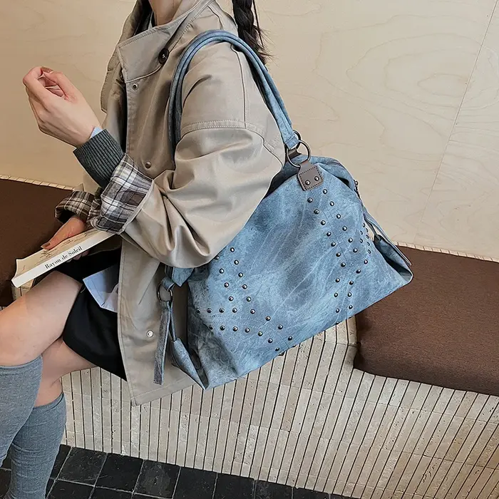 LEFTSIDE Rivets grande capacité sac à bandoulière en cuir PU pour femmes 2025 hiver luxe dame Style Punk concepteur fourre-tout sacs à main