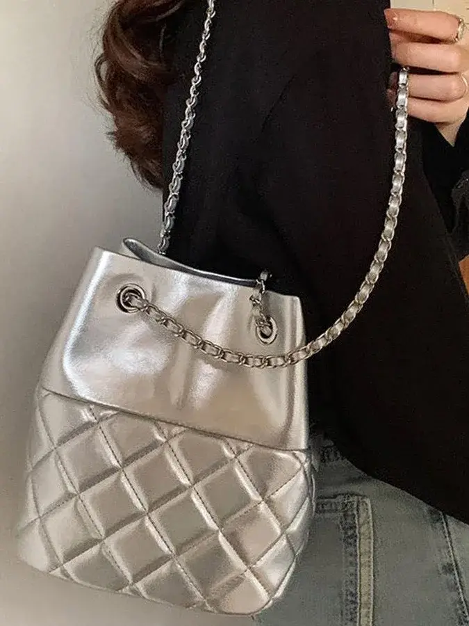 Sac seau argenté pour femme avec bandoulière chaîne