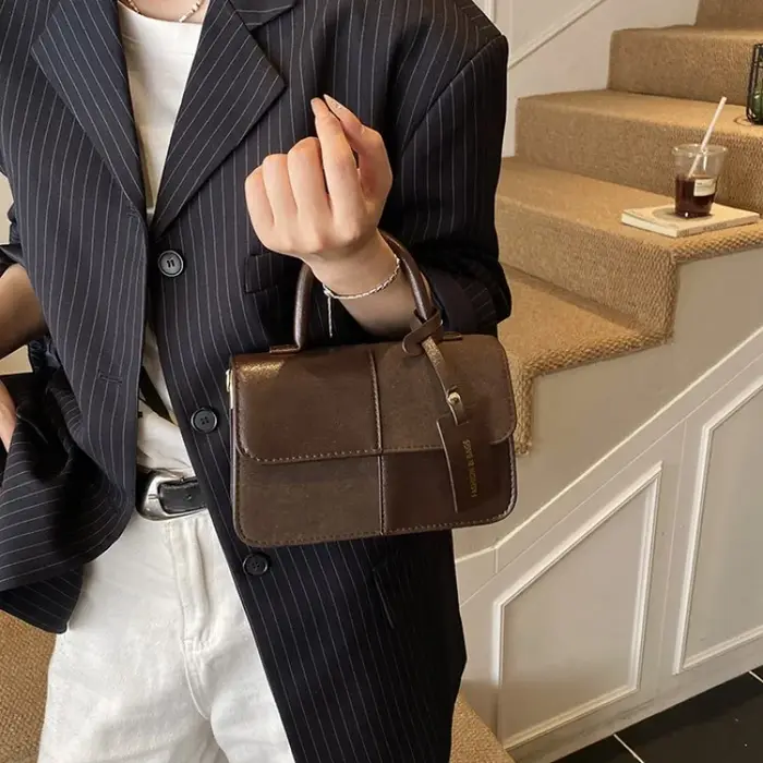 Sac à main pour femme fabriqué en cuir fin avec un design tendance et un look de banlieue vintage haut de gamme
