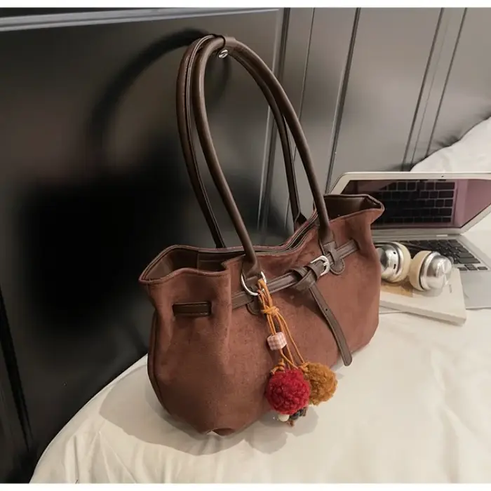 Sac à bandoulière en daim marron pour femme avec pompon décoratif