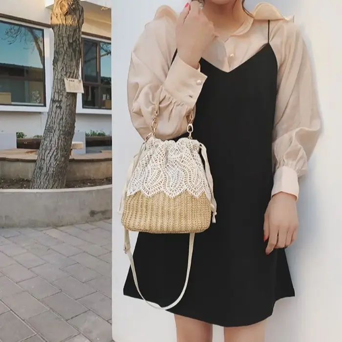 Sac à bandoulière en paille et dentelle