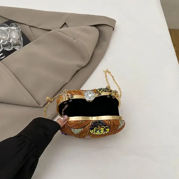 Pochettes de luxe en or pour femmes