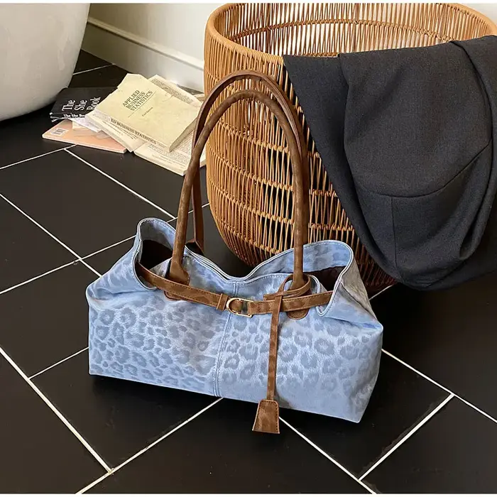 Sac fourre-tout vintage imprimé léopard avec bandoulière rose contrastante
