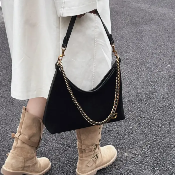 Sac fourre-tout en daim noir avec chaîne pour femme
