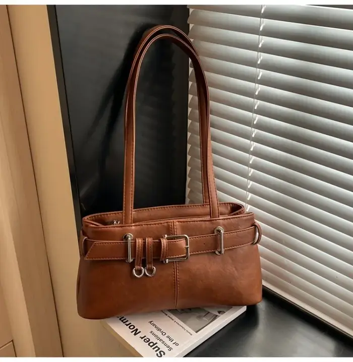 Sac à bandoulière vintage marron en similicuir pour femme avec boucle décorative