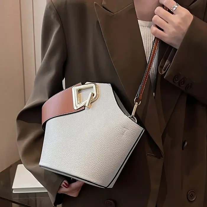 Sac seau élégant blanc texturé avec accents marron