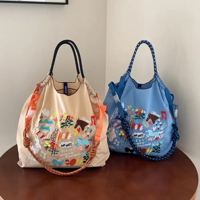 Sac à bandoulière pour femme avec broderie style graffiti