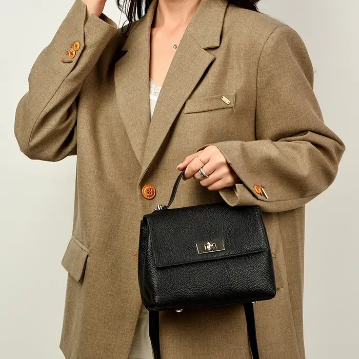 Sac bandoulière en cuir véritable à motif litchi avec boucle métallique