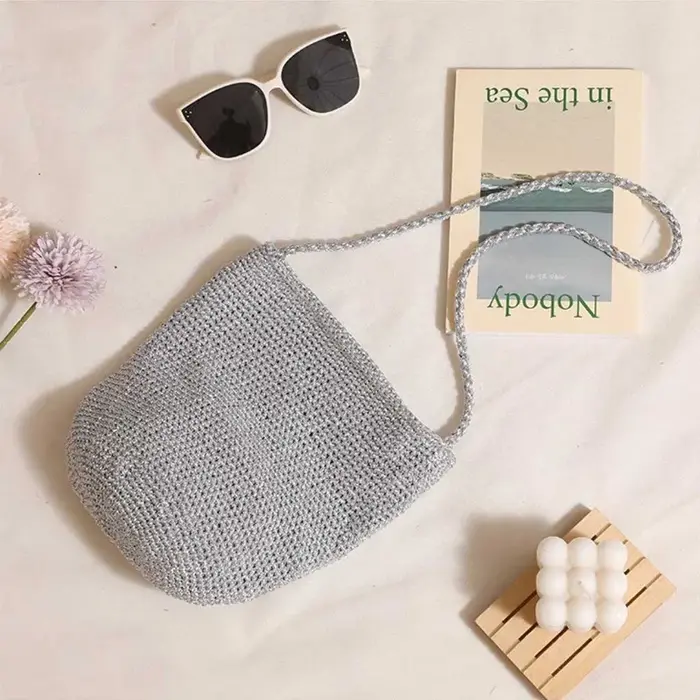 Sac seau décontracté grande capacité tressé à la main, couleur unie, design en paille avec liseré métallique, sac à bandoulière bohème fait main pour la plage