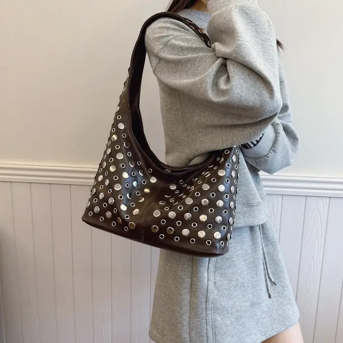 Sac à bandoulière de luxe pour femmes Vintage classique Punk personnalisé Rivet poche moto fille sac à bandoulière Bolsos Lujo