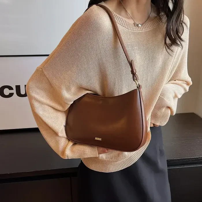Sacs à bandoulière rouges sous les bras pour femmes