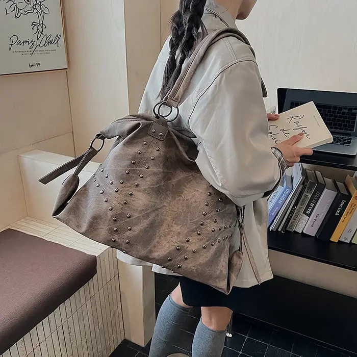 LEFTSIDE Rivets grande capacité sac à bandoulière en cuir PU pour femmes 2025 hiver luxe dame Style Punk concepteur fourre-tout sacs à main
