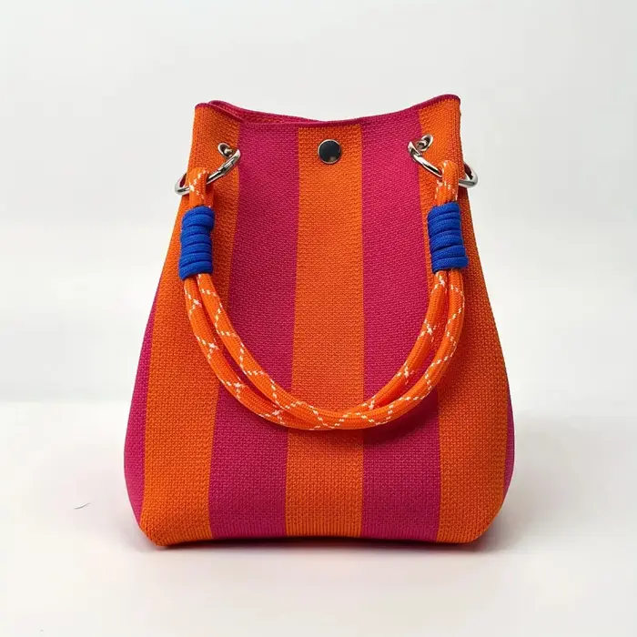 Ce sac à main rétro en tricot multicolore est simple et coloré