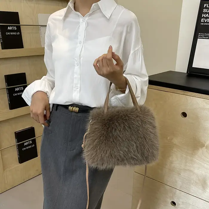 Sacs à main à pompon en fausse fourrure pour femmes, sac à bandoulière en fourrure pour dames, fourre-tout en peluche douce, sacs à bandoulière, mode hiver, nouveau cadeau 2025
