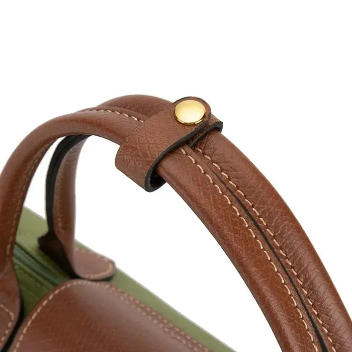 Boucle de fixation pour poignée de sac en cuir