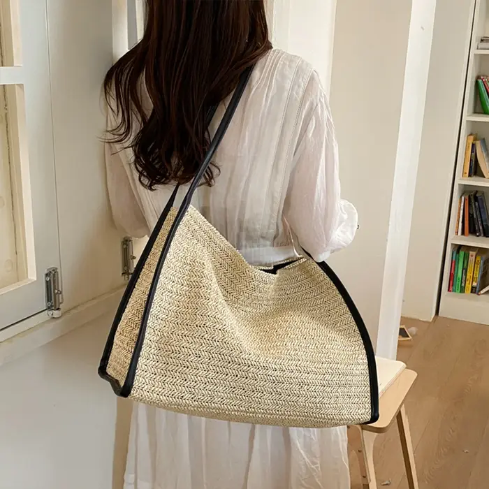 Sac fourre-tout en paille tressé avec garniture en cuir souple