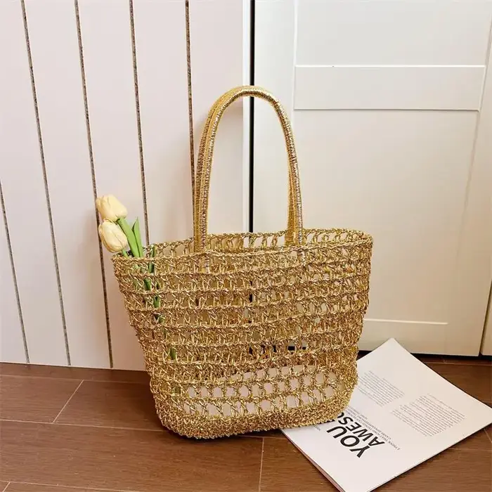 Sac cabas doré tressé à l'épaule