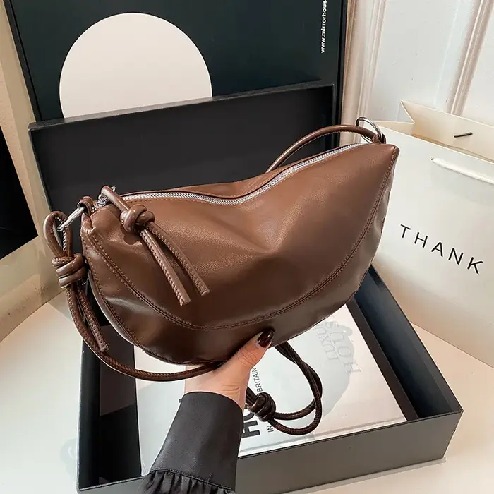 Sac croissant en peau de mouton pour femmes