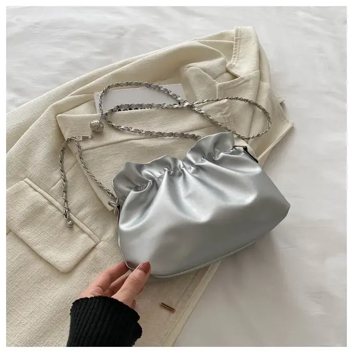 Sac seau élégant en satin plissé avec cordon de serrage et bandoulière chaîne