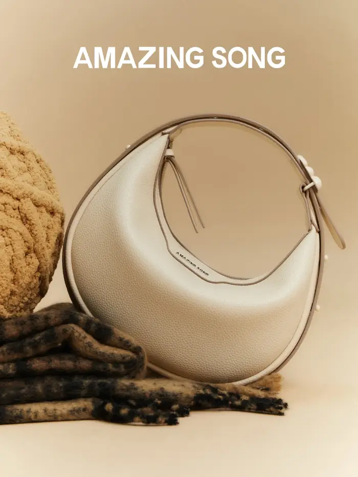 Petit Sac Song Demi-Lune, Objets