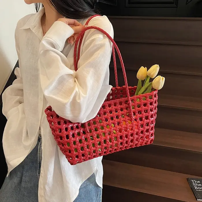 Sac Panier Bohème Coloré en PVC Tressé Grande Capacité 2-en-1 Sac à Main et Sac à Bandoulière pour Vacances et Trajets Quotidiens – 5 Couleurs au Choix