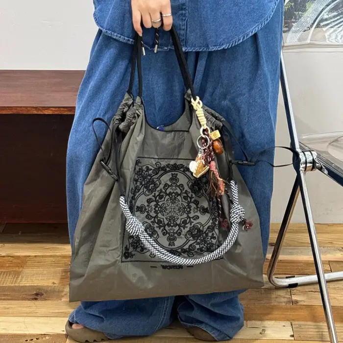 Sac à main en nylon brodé floral vintage pour femme – Sac