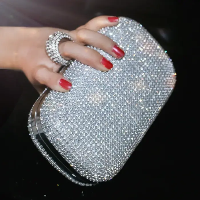 Pochettes de soirée à clous de diamant pour femmes