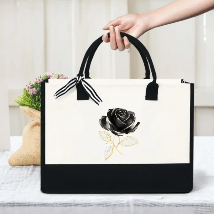 Les sacs à main élégants crème et noir avec des imprimés de roses noires et de feuilles dorées sont 