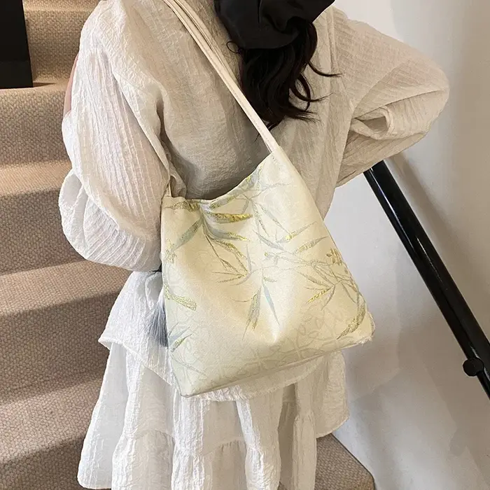 Sacs à bandoulière à loquet en soie de couleur unie