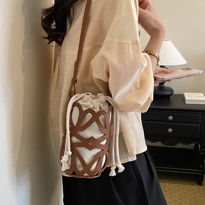Sac bandoulière mini seau ajouré en PU uni avec cordon de serrage et sangle réglable