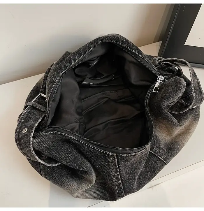 Sac fourre-tout en jean vieilli style vintage pour femme avec accents cloutés