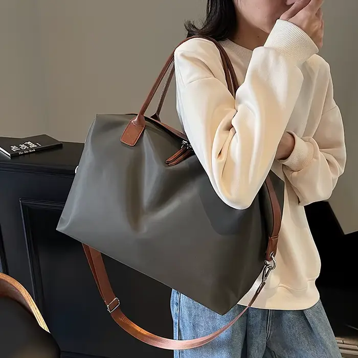 Sac à main tendance de grande capacité avec accents en cuir