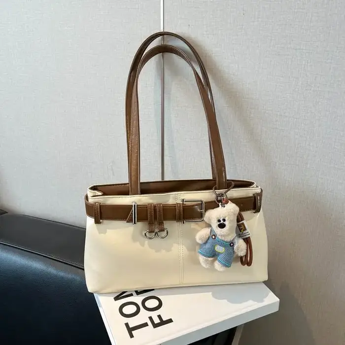Sac à bandoulière en cuir pour femme avec détail ceinture et ours en peluche