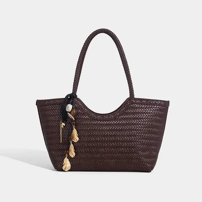 Sac fourre-tout tissé marron avec breloques