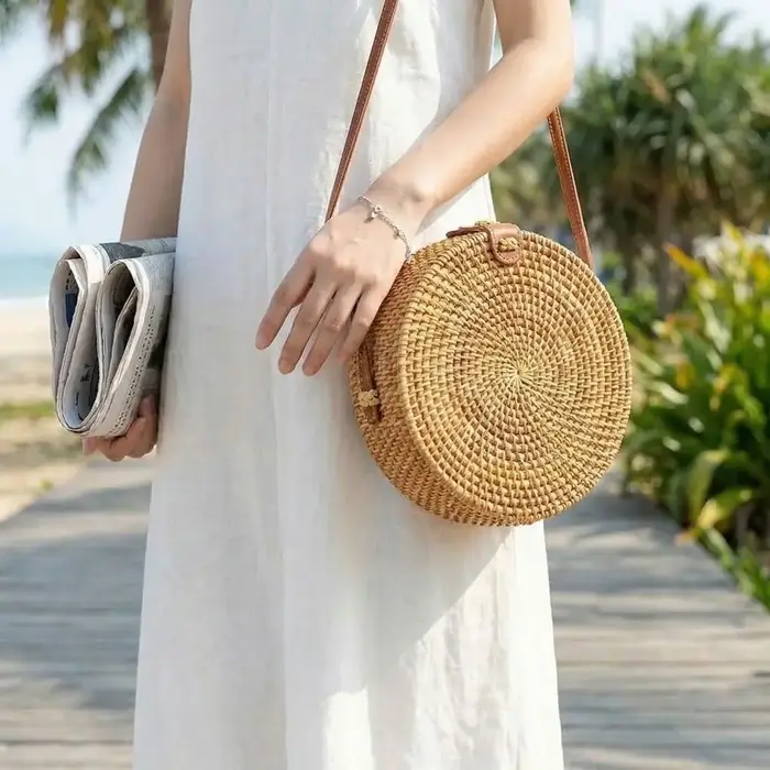 Sac bandoulière rond ajouré en rotin tressé style bohème tendance