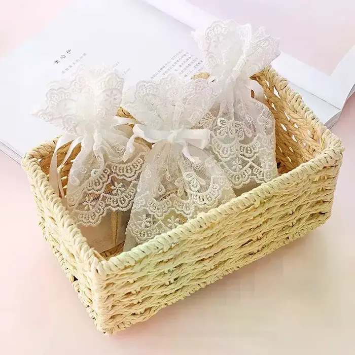 Sac cadeau blanc réutilisable en gaze et dentelle avec cordon de serrage pour le rangement