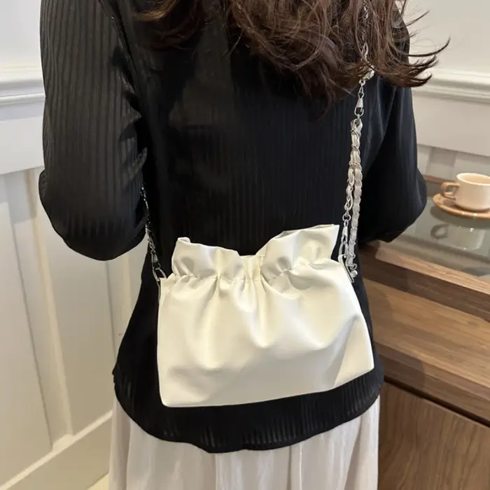 Sac seau élégant en satin plissé avec cordon de serrage et bandoulière chaîne