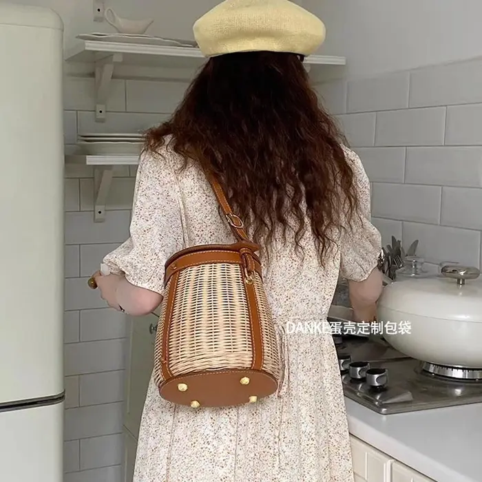Sac seau en cuir et rotin pour femmes