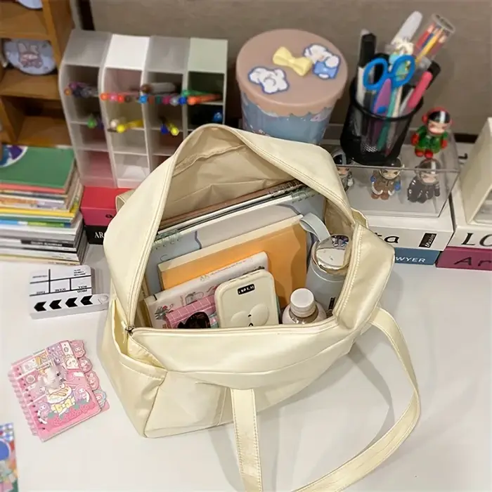 Sac fourre-tout tendance avec joli breloque en peluche pour l'épaule