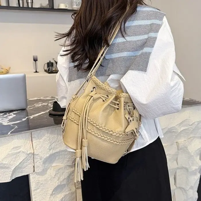 Sac fourre-tout haut de gamme pour femme fabriqué en cuir avec un célèbre designer inspiré et un look de banlieue Paris