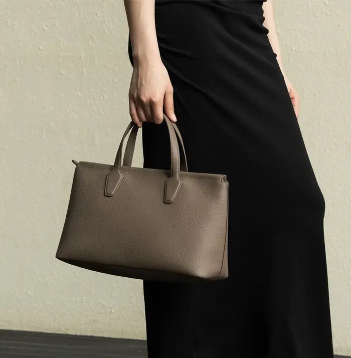 The Row Marcel, sacoche en cuir de luxe